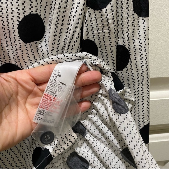 TopShop Women’s Black and White Dot Print Button Front Top Size 6 - Picture 5 of 6